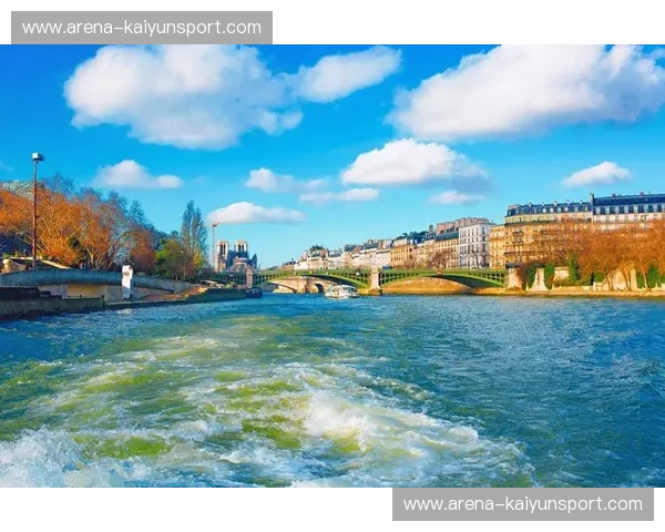 当塞纳河邂逅长江：一场关于“极致浪漫”与“深厚意境”的跨时空对谈